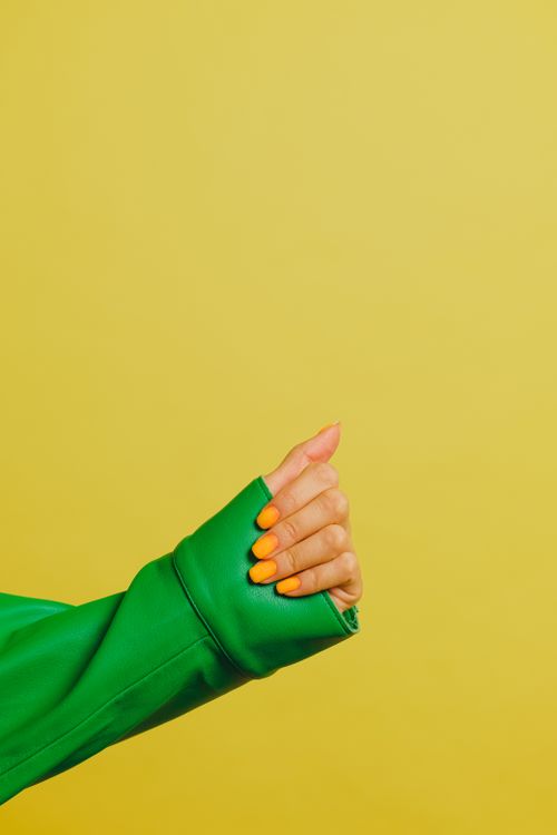 Manos con uñas de colores vibrantes