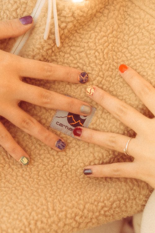 Manos con esmaltes de colores