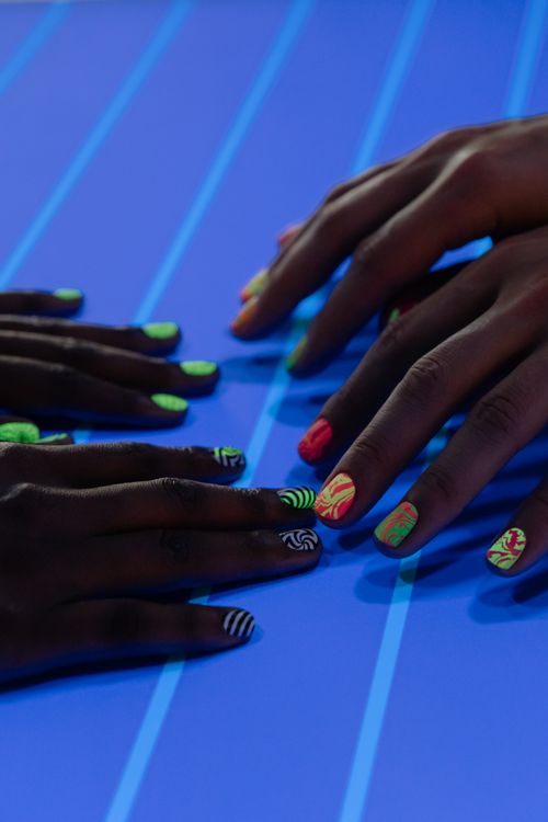 Nail art creativo con colores vibrantes