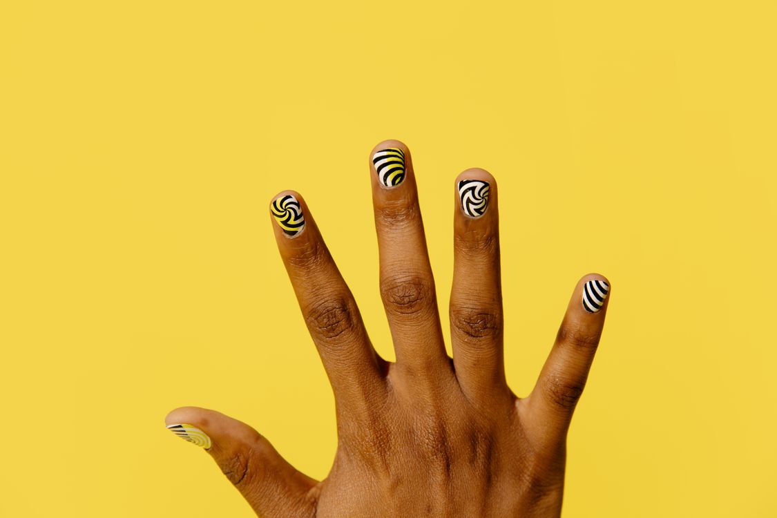 Nail art con patrones vibrantes